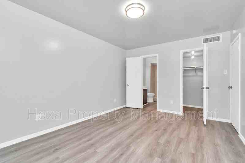 11211 S Post Oak Rd - Photo 5 of 37