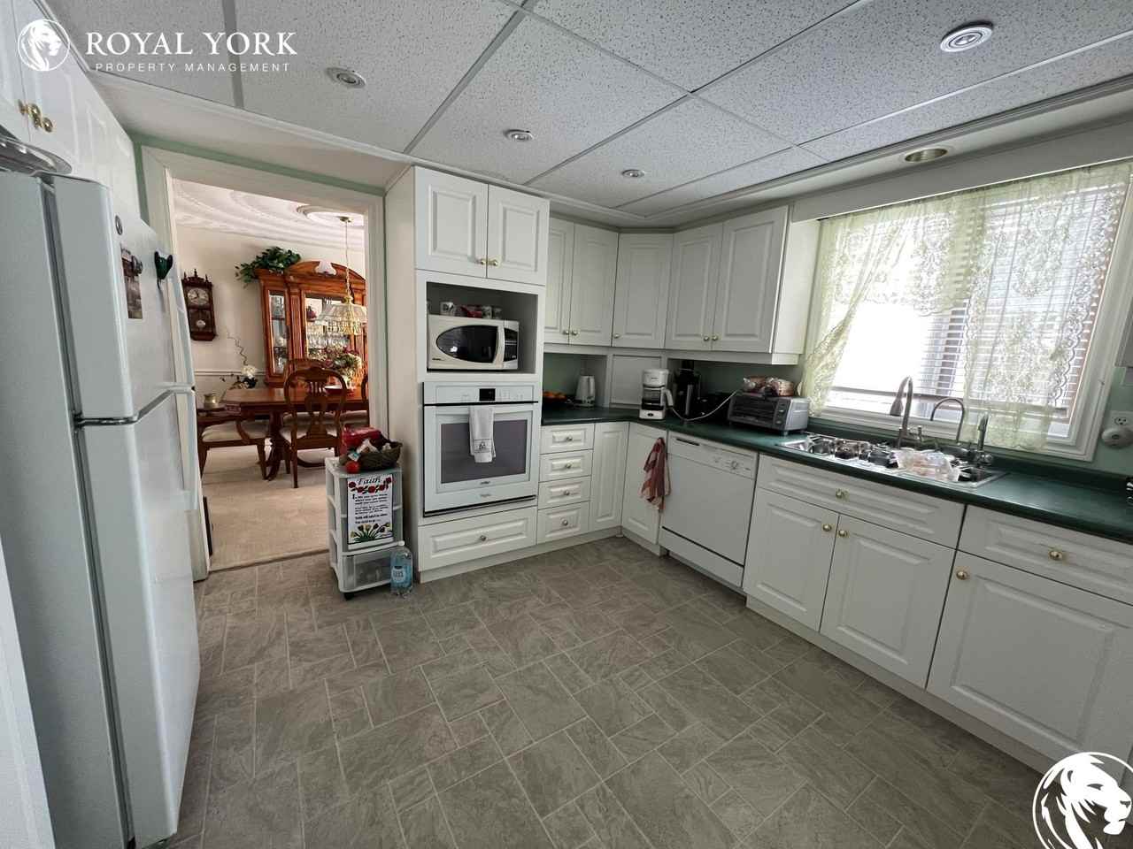 544 Paradise Cres - Photo 2 of 47