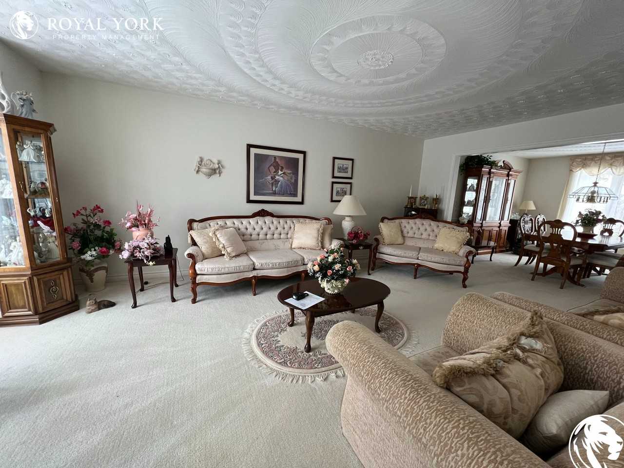 544 Paradise Cres - Photo 3 of 47