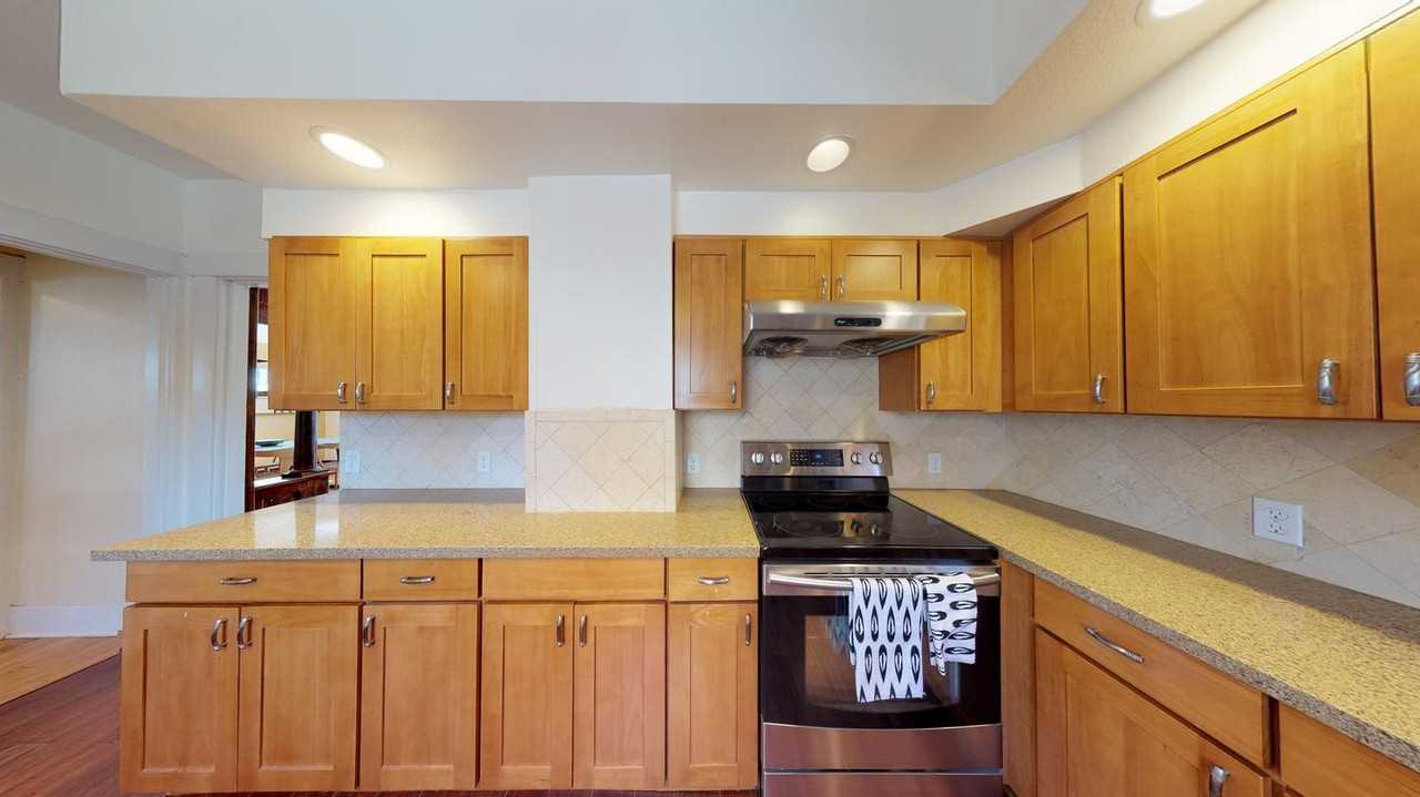 Spacious North Beacon Hill home with lovely backyard - Photo 7 of 26