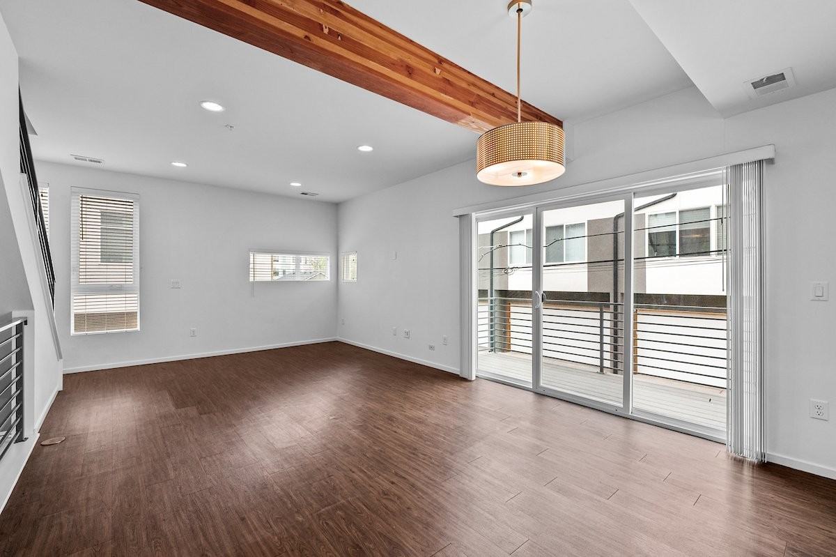1711 Hooker St - Photo 3 of 16