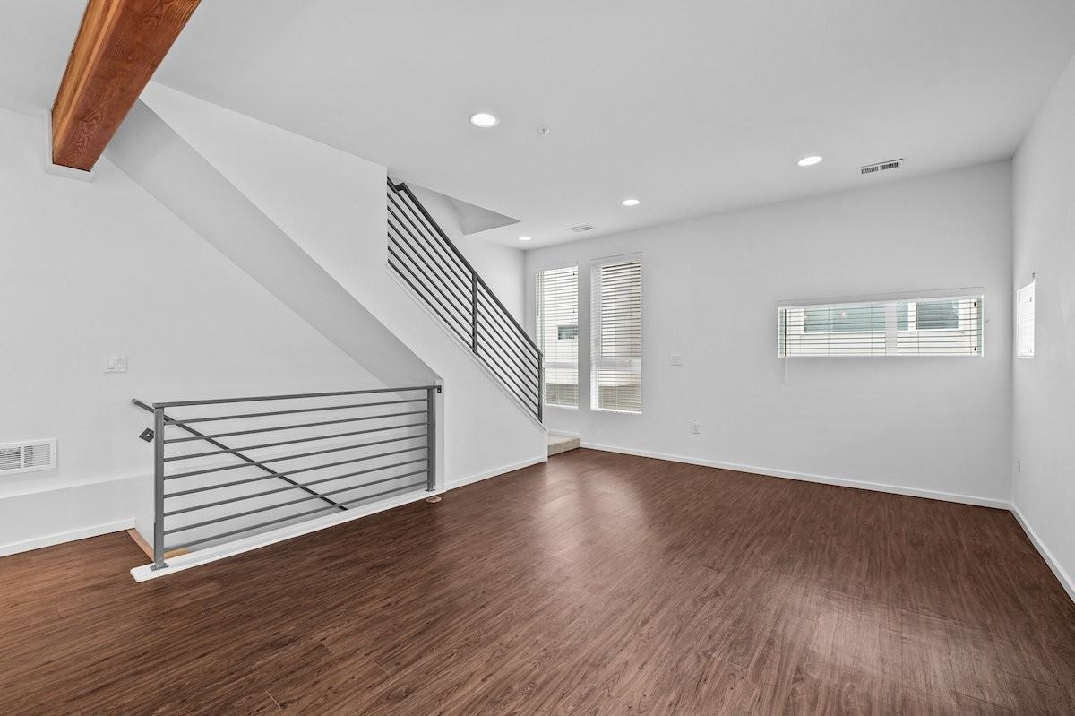 1711 Hooker St - Photo 4 of 16