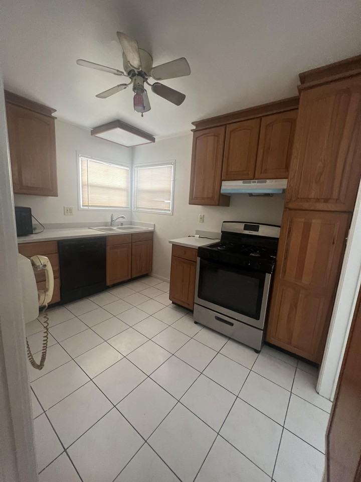 1100 W 39th Pl #1 - Photo 6 of 10