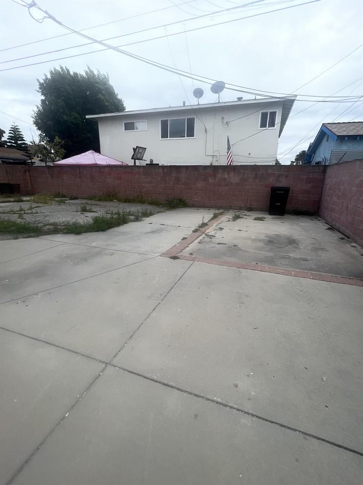 1100 W 39th Pl #1 - Photo 7 of 10