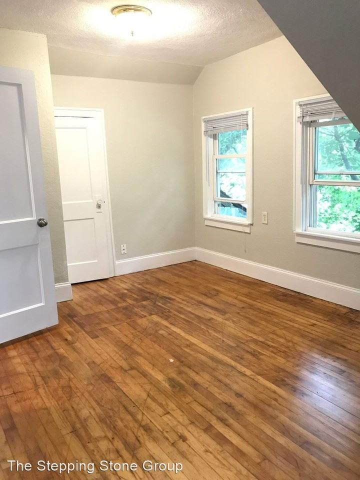 253 Queen Ave N - Photo 3 of 11