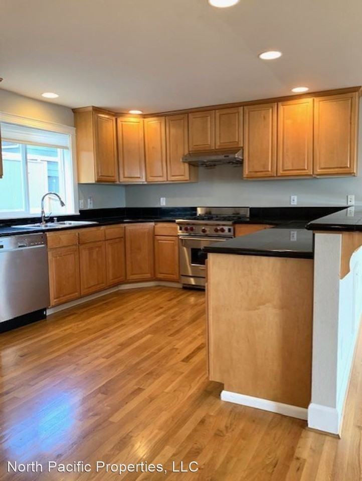 813 2nd Ave N #A - Photo 3 of 20