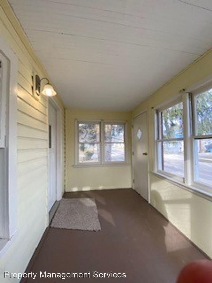 305 E Berry St - Photo 2 of 44