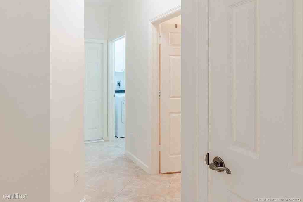 1446 Se Tidewater Pl - Photo 2 of 19