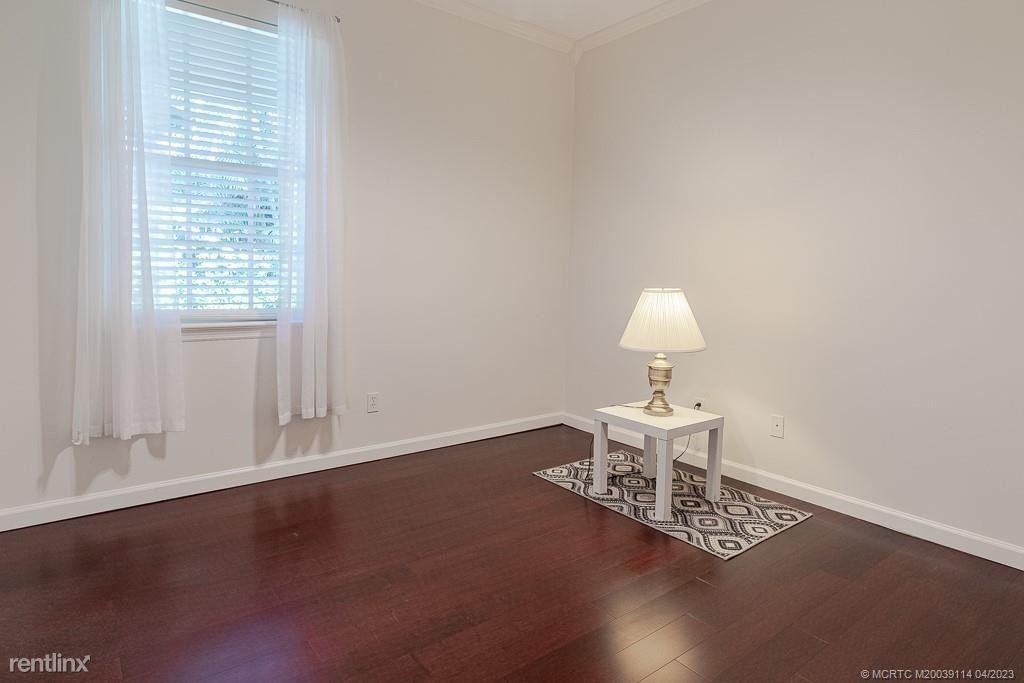 1446 Se Tidewater Pl - Photo 3 of 19