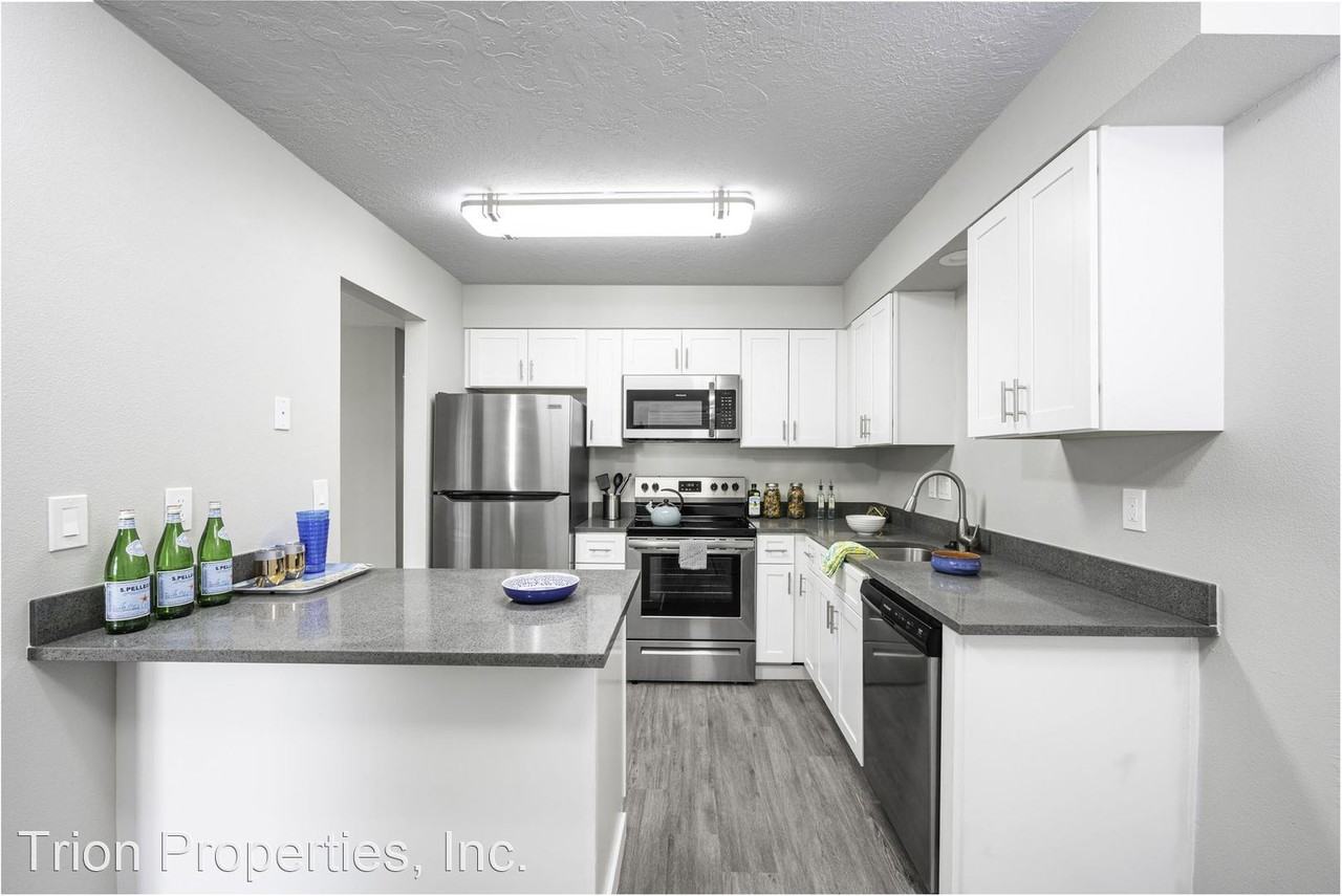 11981 SW Center St - Photo 3 of 25