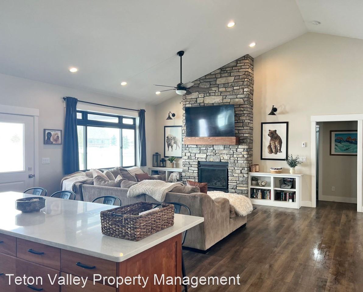 4981 Row Boat - Photo 3 of 19