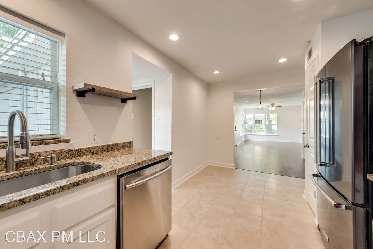 1912 Crest Ridge Dr - Photo 3 of 24