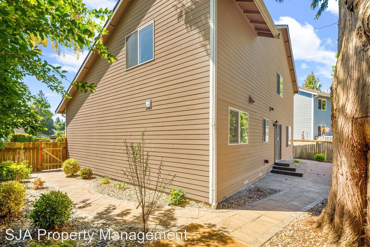 7858 Ne 148th St - Photo 3 of 26