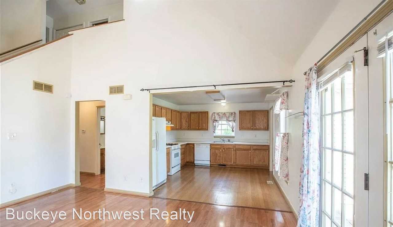 1332 Grand Ave - Photo 3 of 15