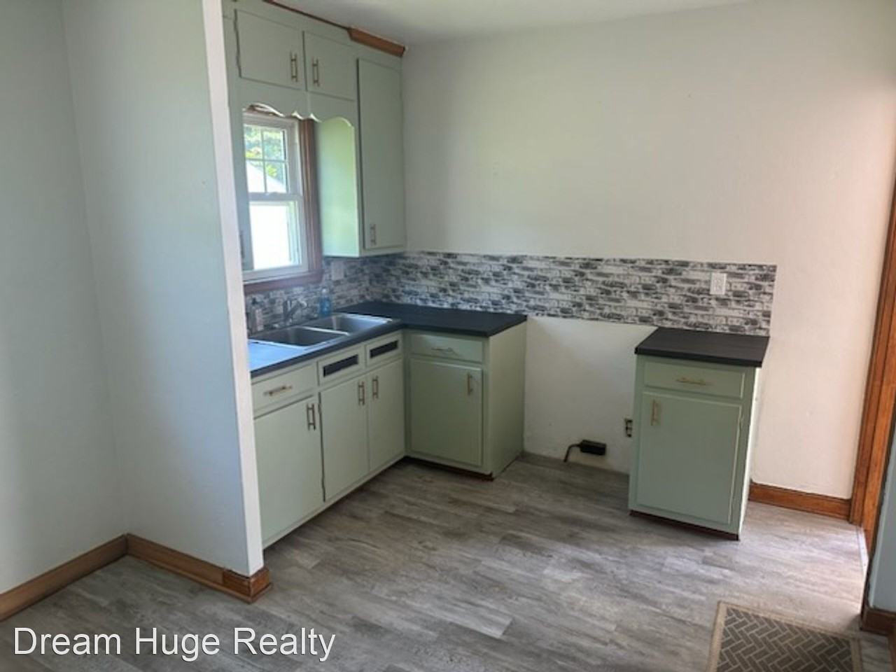 1006 Benedict Ave - Photo 2 of 8