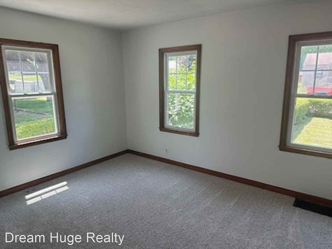 1006 Benedict Ave - Photo 3 of 8