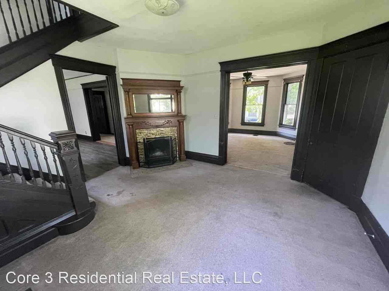 917 S Center St - Photo 2 of 14