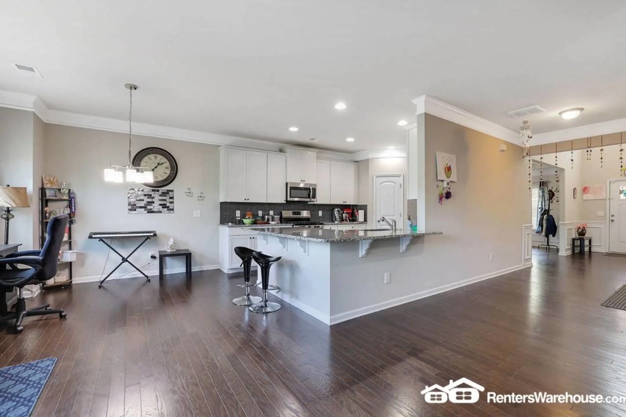 1755 Fox Hill Ln - Photo 3 of 34