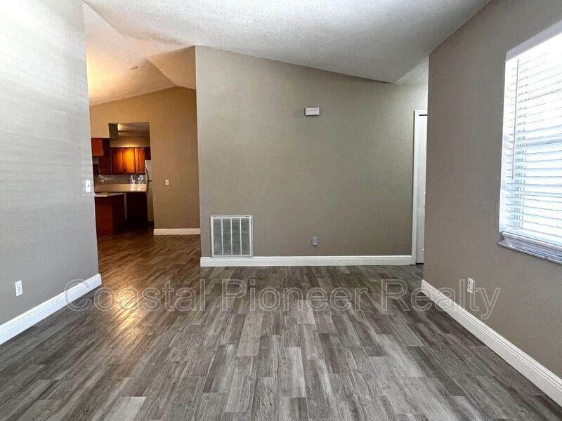 1410 Shady Lane Dr - Photo 3 of 22