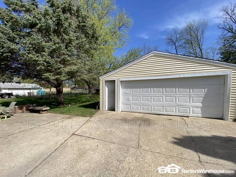 7115 Forest Ct - Photo 3 of 14