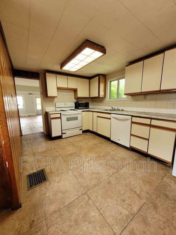 935 Center Ave - Photo 2 of 9
