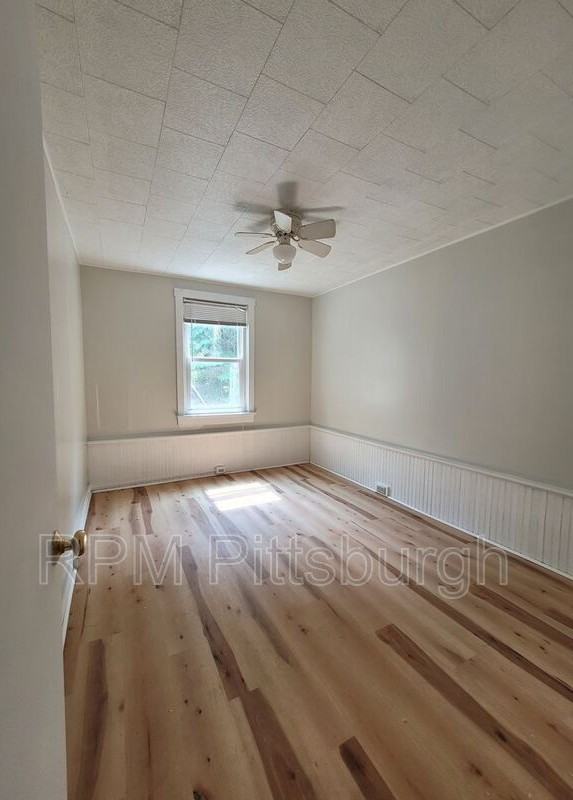 935 Center Ave - Photo 3 of 9