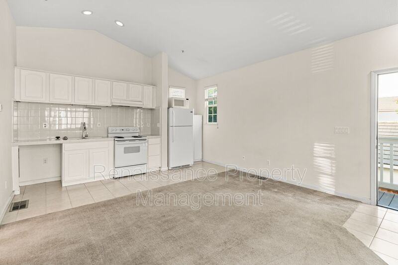 82 Lexington St #B - Photo 3 of 10