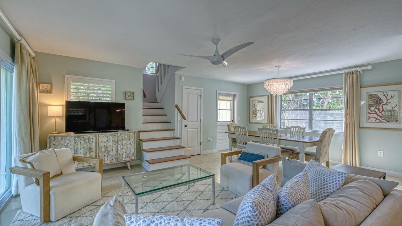 3708 Sandspur Ln - Photo 4 of 49