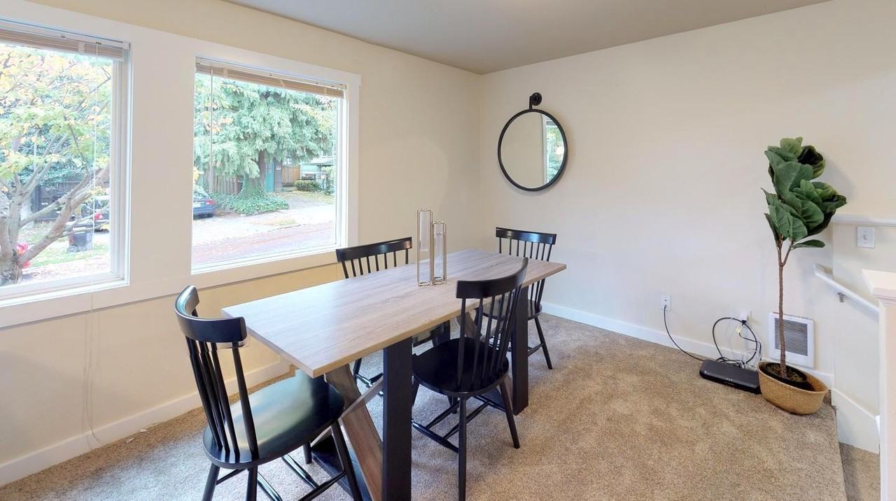 Welcoming Capitol Hill home near the Light Rail - Photo 4 of 17