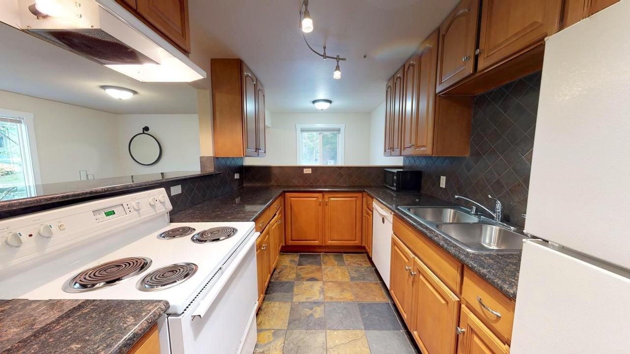 Welcoming Capitol Hill home near the Light Rail - Photo 5 of 17