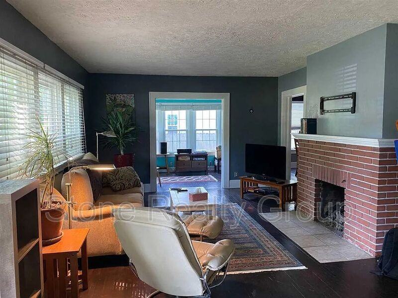 211 Adams Blvd - Photo 3 of 14