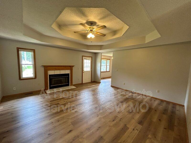 306 W Hunter Dr - Photo 2 of 10
