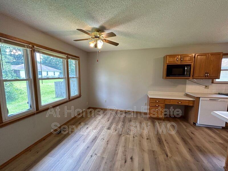306 W Hunter Dr - Photo 3 of 10