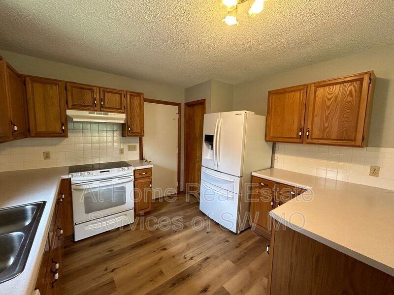 306 W Hunter Dr - Photo 4 of 10