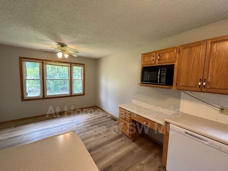 306 W Hunter Dr - Photo 5 of 10