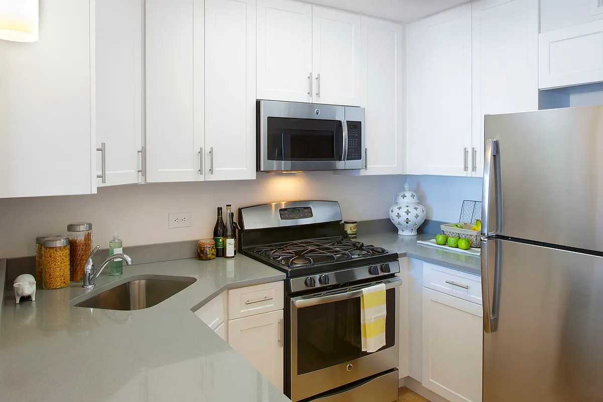 S End Ave 23A, New York, NY 10280 Studio Apartment for 3,850/month