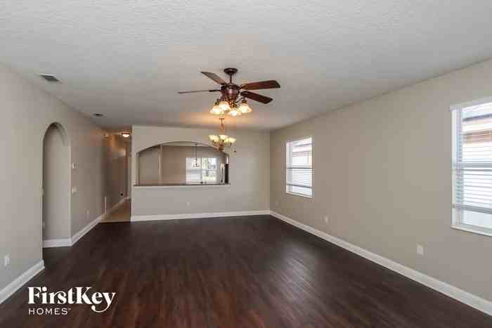 1420 Bridgeport Cir - Photo 3 of 15