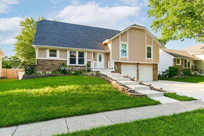 1016 E Piatt Ln - Photo 2 of 30