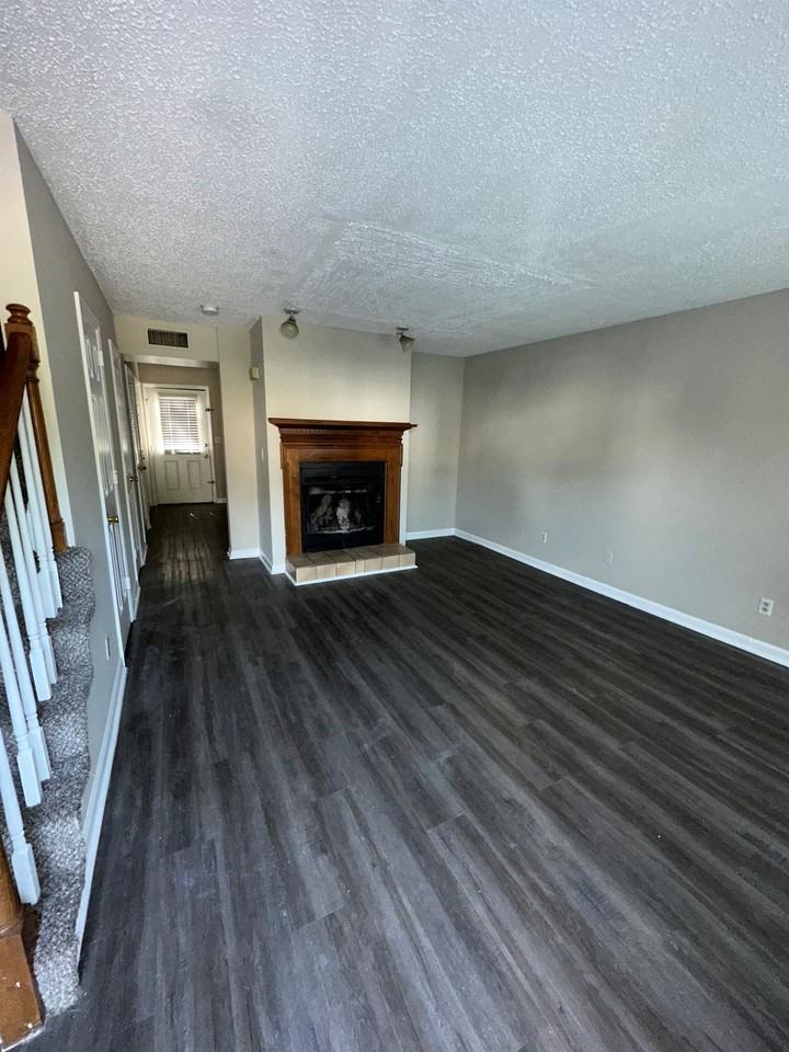 124 Elizabeths Ct #1 - Photo 3 of 9
