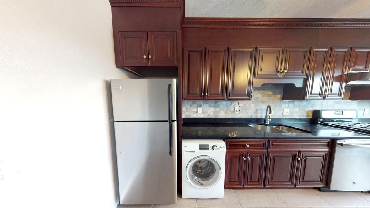 Bright East Cambridge home near Lechmere Station - Photo 4 of 7