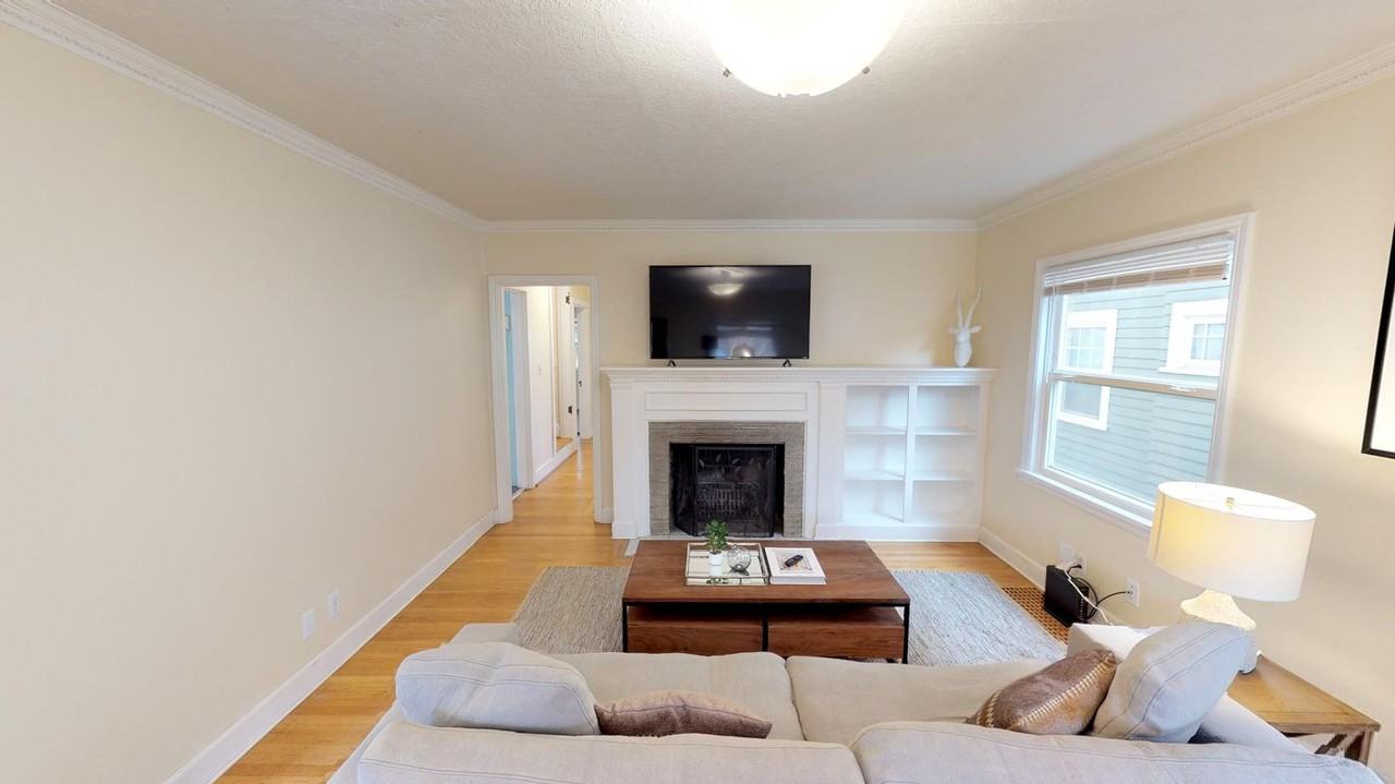 Inviting Hawthorne home with sunny backyard - Photo 2 of 15