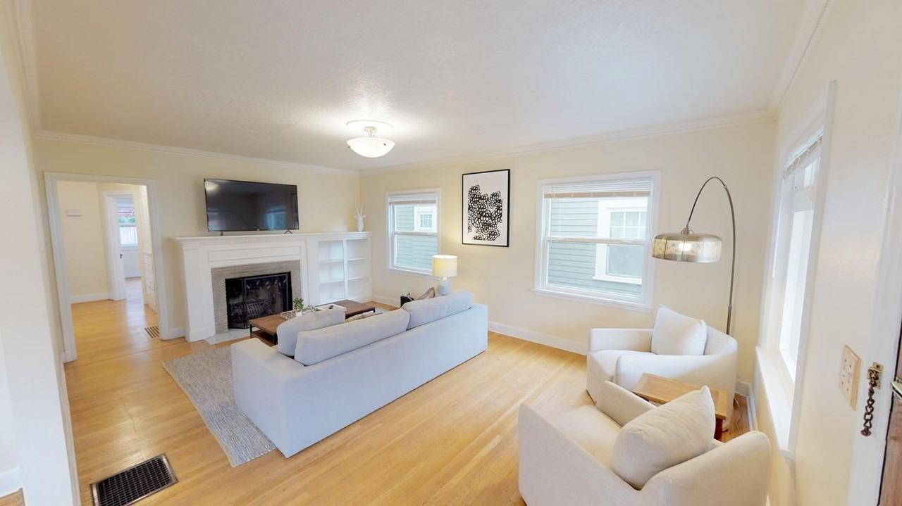 Inviting Hawthorne home with sunny backyard - Photo 4 of 15