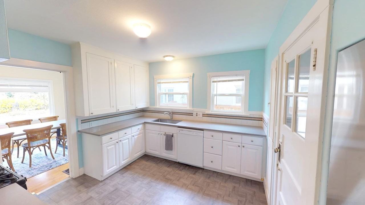 Inviting Hawthorne home with sunny backyard - Photo 7 of 15