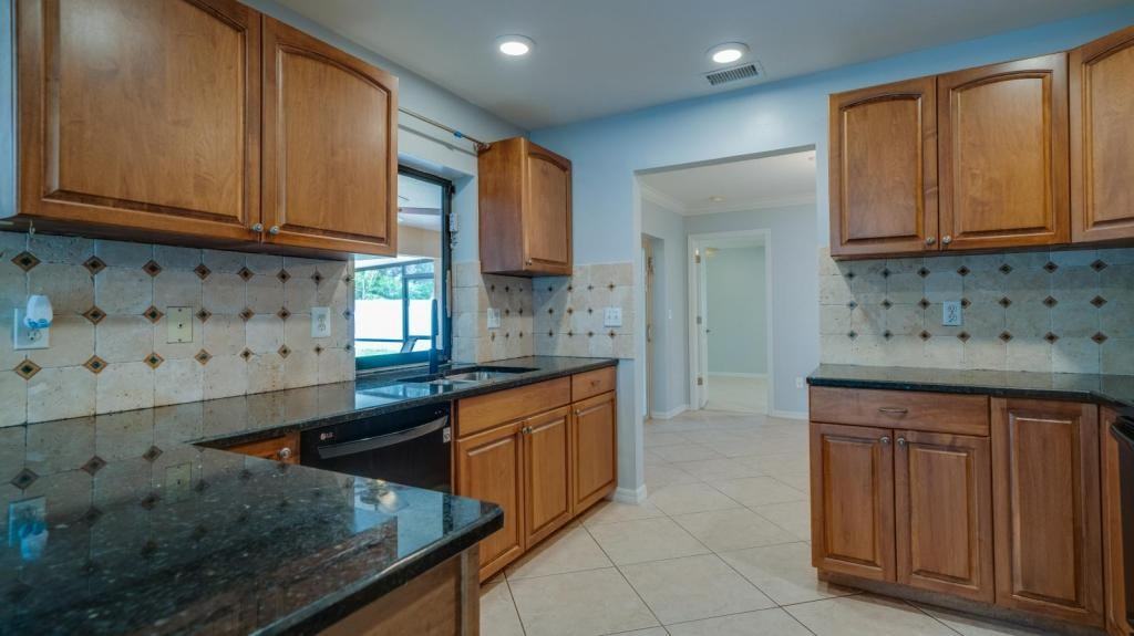 2103 Se 8th Ave - Photo 3 of 50