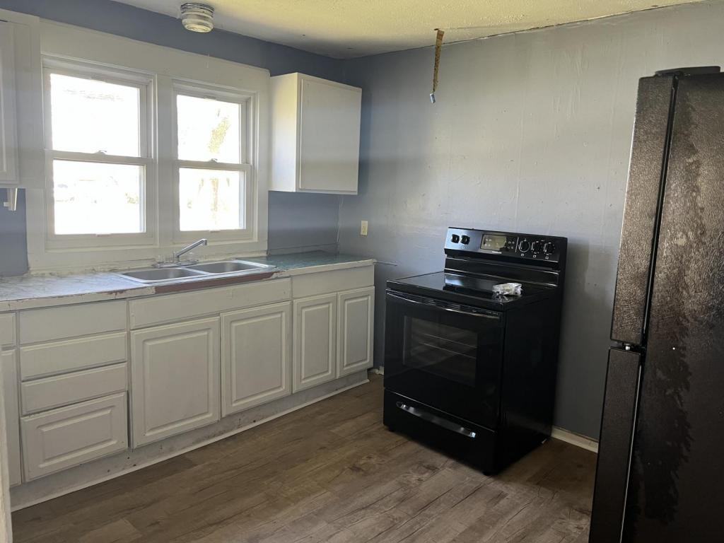 330 N Spring St - Photo 3 of 6