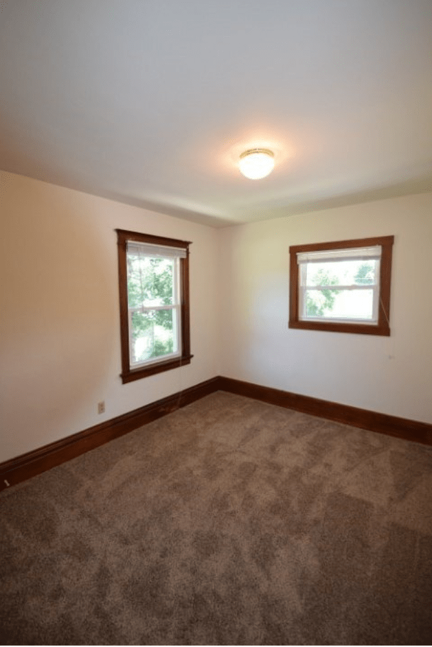 129 N Main St - Photo 4 of 7