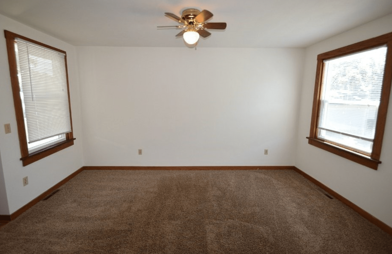 129 N Main St - Photo 6 of 7