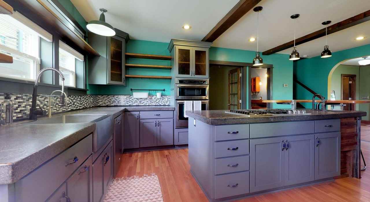 Private Bedroom in Beautiful Rose City Park House with Backyard Firepit