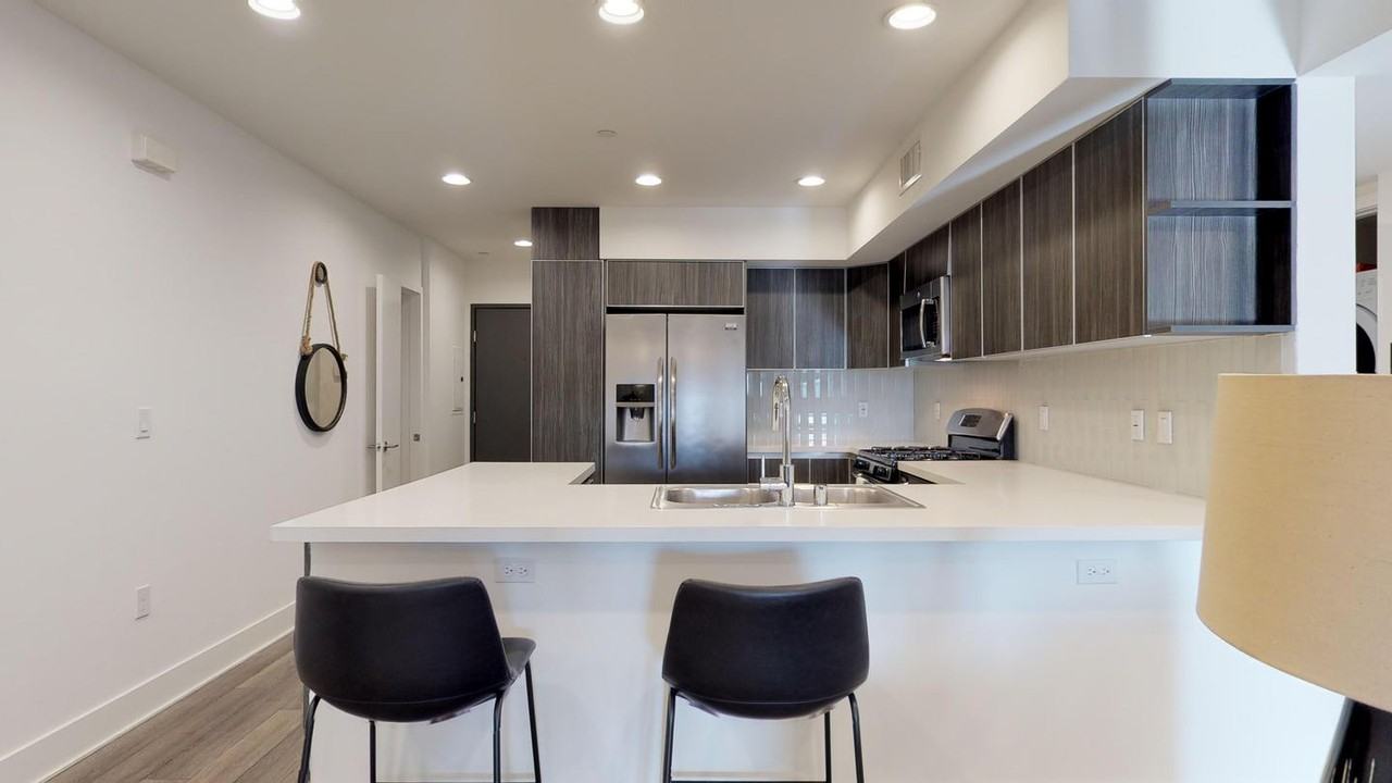 Private Bedroom in Upscale Hollywood Apartment Near Paramount Studios