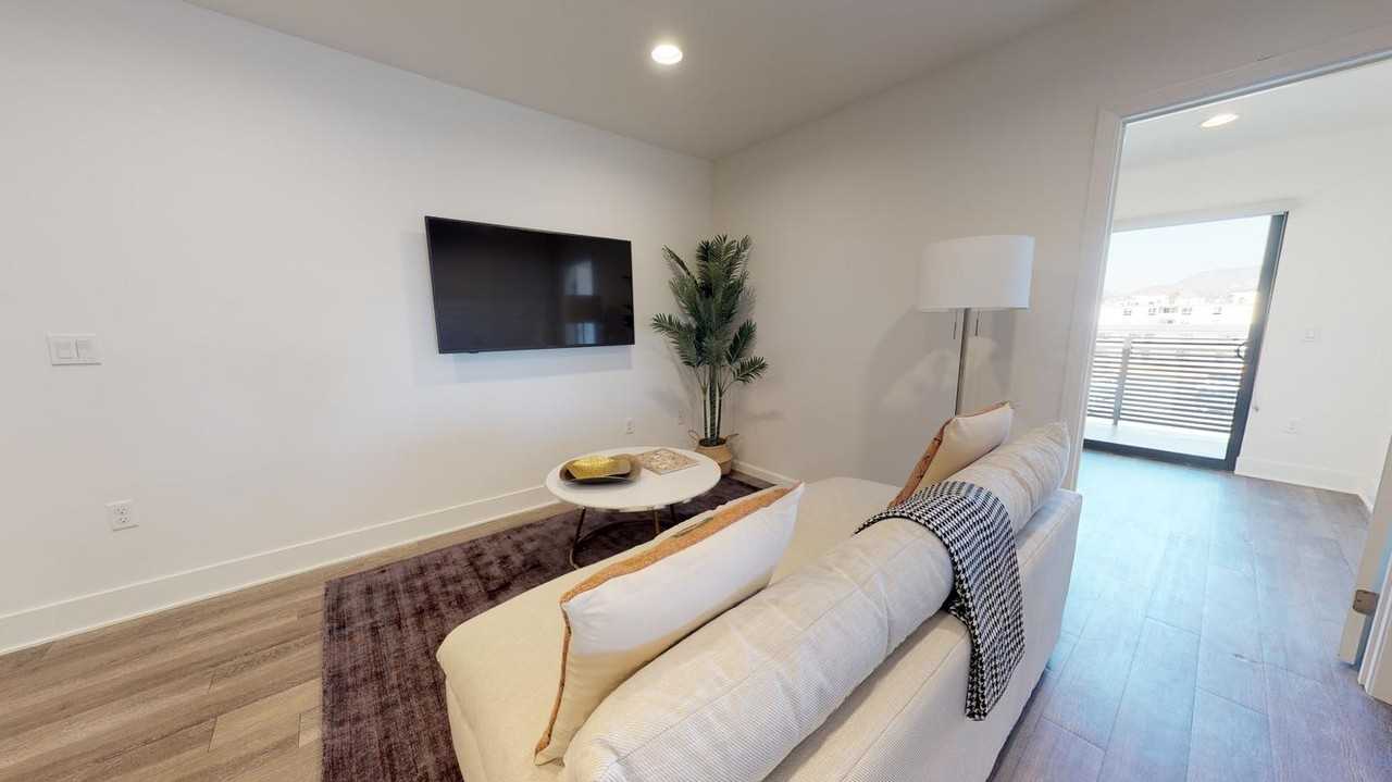 Private Bedroom in Stunning Hollywood Apartment Near Runyon Canyon